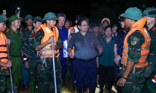 Thủ tướng Phạm Minh Chính kiểm tra công tác ứng phó mưa lũ tại vùng ven sông của Hà Nội
